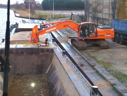 Zand uit boot halen